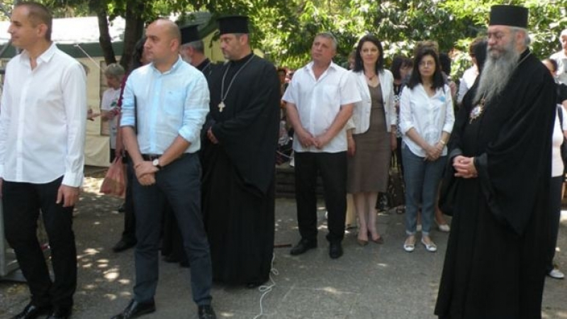 Кметът на Кюстендил нагости с череши Мая Манолова, Меглена Кунева и посланици
