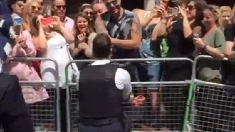 Полицай напуска редиците, за да предложи брак на любимия си по време на Прайда (СНИМКИ/ВИДЕО)