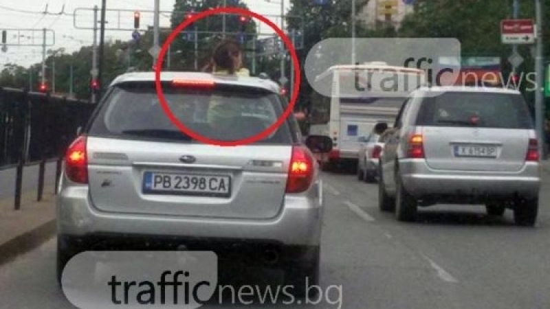 Безразсъден джигит хвърчи с 80 километра в час из Пловдив, дете стърчи от шибидаха (СНИМКИ)