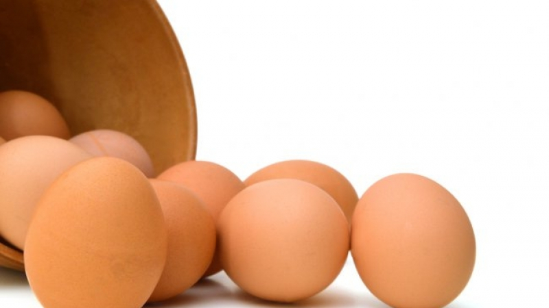 С този трик можете да обелите яйце, чесън и картоф за секунди (ВИДЕО)  