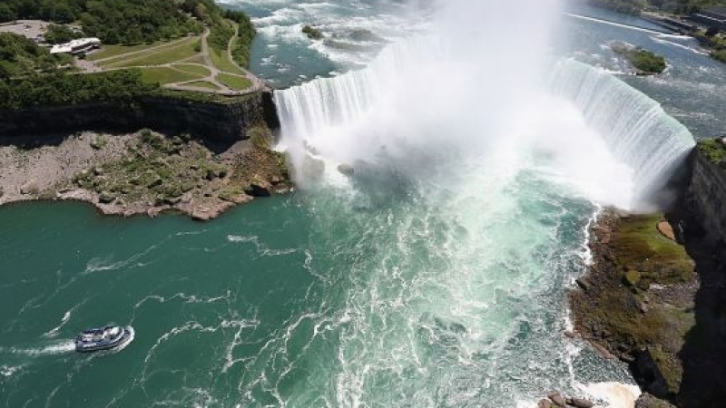 Мъж скочи от Ниагарския водопад и се случи чудо (ВИДЕО)