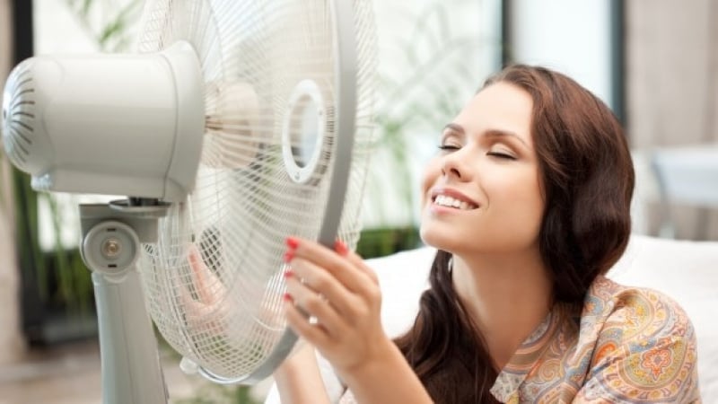 Превърнете обикновения вентилатор в мощен климатик, без да похарчите и стотинка!