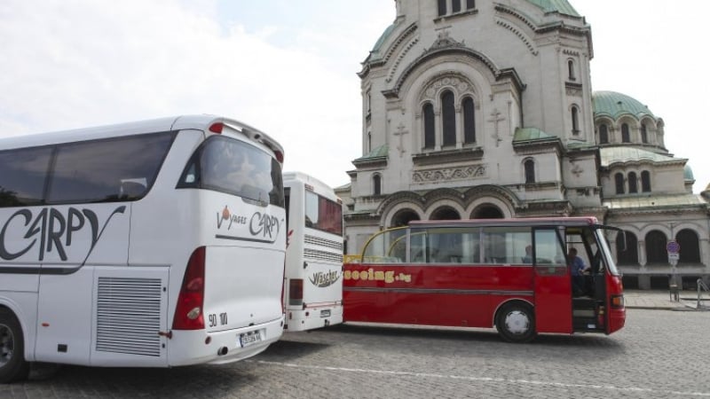 Ад с автобуси пред храм паметника "Св. Александър Невски" (СНИМКИ)