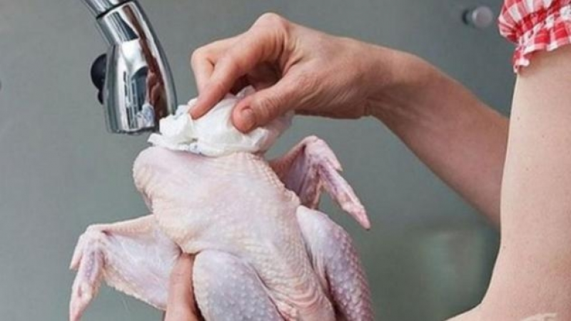 Защо не трябва да мием пилешкото преди готвене