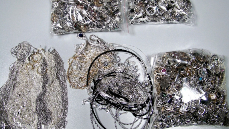 Румънки спипани с 1,5 кг контрабандно сребро от висок клас