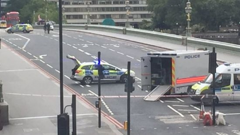 Подозрителен автомобил затвори Уестминстърския мост (СНИМКИ) 