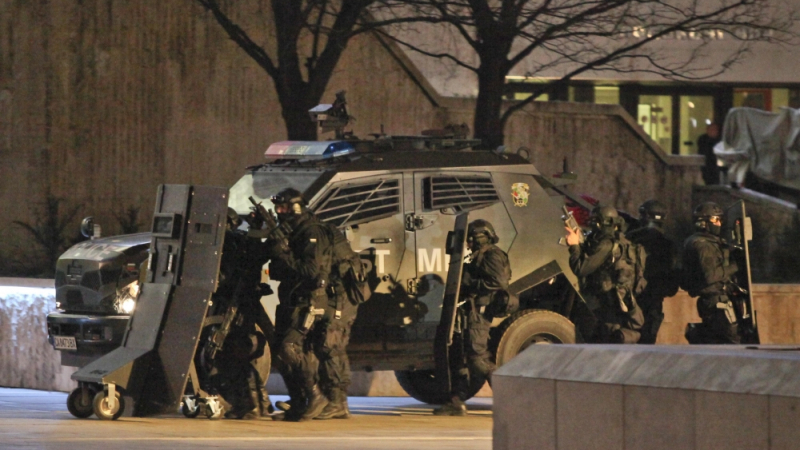 Тежковъоръжени жандармеристи окупират НИМ