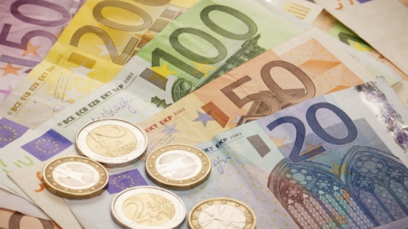 The Daily Express: Юнкер подготвя план за налагане на еврото във всички страни-членки на ЕС