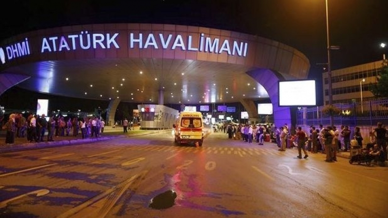 Нападателите на летището в Истанбул били четирима?