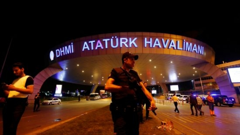 Извънредно положение на истанбулското летище "Ататюрк"! Може да има загинали и ранени (СНИМКИ/ВИДЕО)