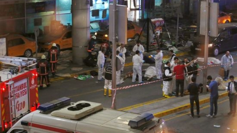 Зловеща находка в раницата на атентатор-самоубиец на летището в Истанбул!