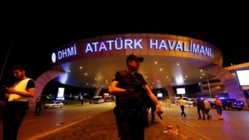 Анализатори: Атентатът на летището в Истанбул е отговорът на „Ислямска държава“ за загубата на Фалуджа