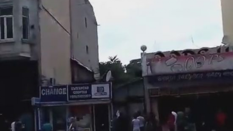 Екшън! Мигранти се млатиха на Лъвов мост (ВИДЕО)