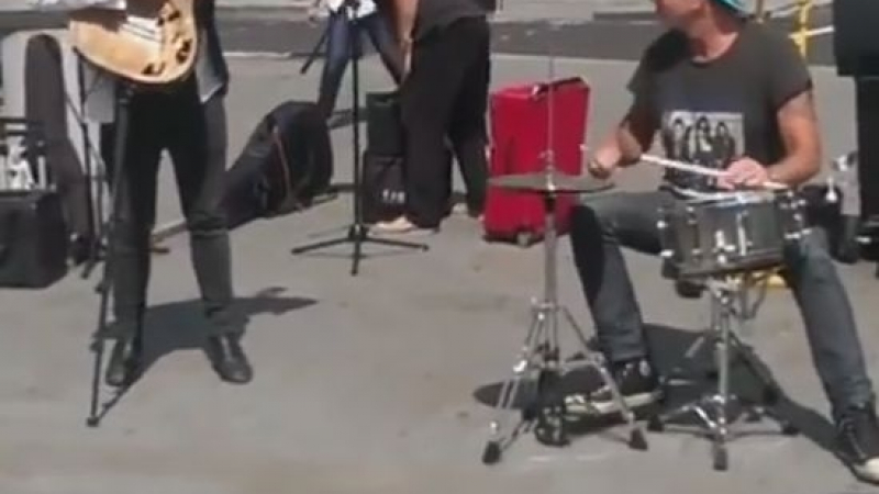 Барабанистът на Red Hot Chili Peppers стана уличен музикант (ВИДЕО)