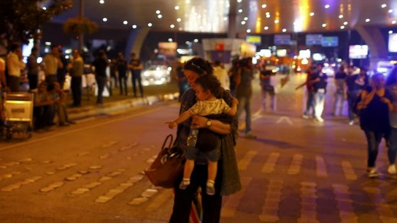 Мъката след атентата в Истанбул е неописуема, вижте две от драматичните истории на загиналите