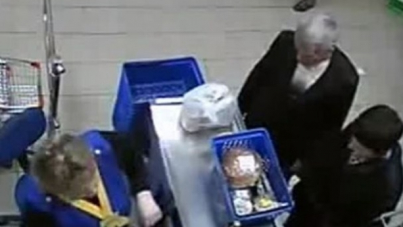 Идиот се опита да сканира члена са на касата в супермаркет
