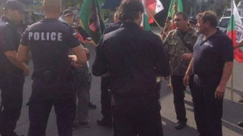 Извънредно от Бургас! Мъже с военни дрехи нападнаха протестиращи срещу „Вълците на Путин“ (СНИМКИ)