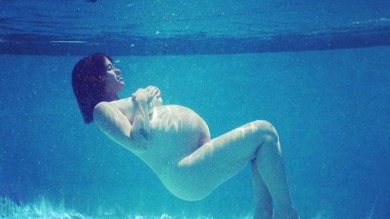 Бременната Аланис Морисет се пусна чисто гола под вода (СНИМКА 18+)