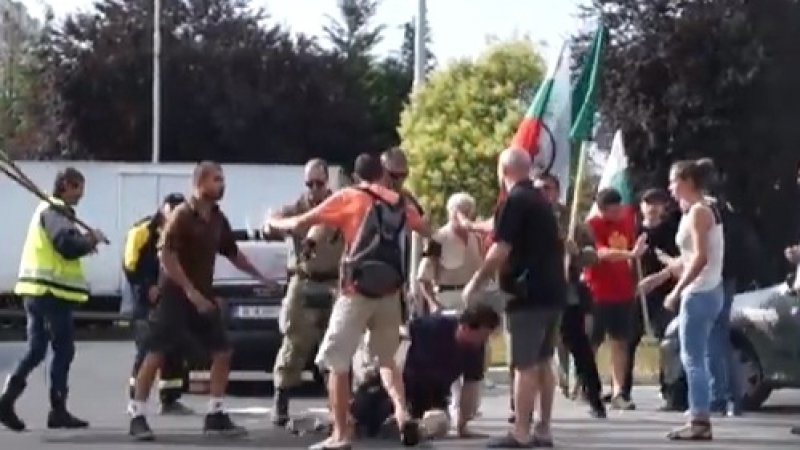 Страшни кадри! Вижте как се бият русофили и русофоби в Бургас (ВИДЕО 18+)