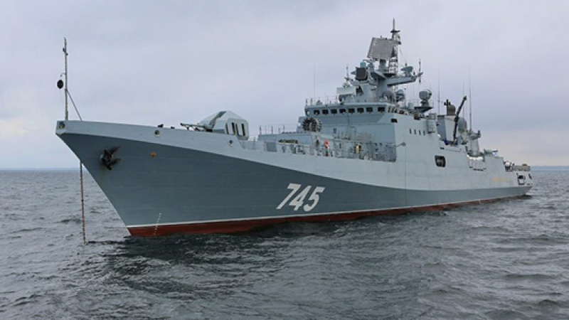 Нова руска фрегата прекоси Босфора, "съпровождана" от кораби на НАТО, и се отправи към Крим (ВИДЕО)