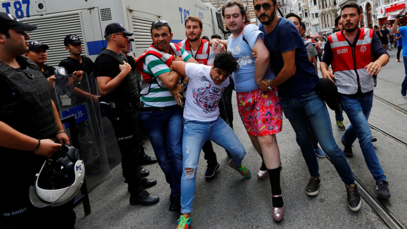 Полицията в Истанбул разгонила гейпарад със сълзотворен газ     