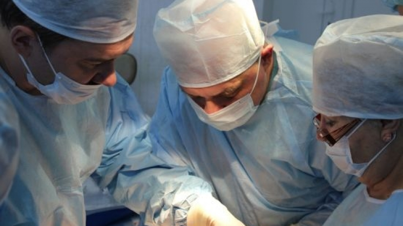 Уникална операция: Наши медици извадиха през устата на жена 10-сантиметров камък от стомаха й (СНИМКИ 18+)