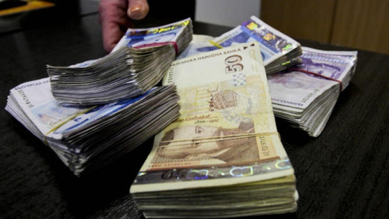 Българите стават неприлично богати насред кризата, банките се пръскат от пари 