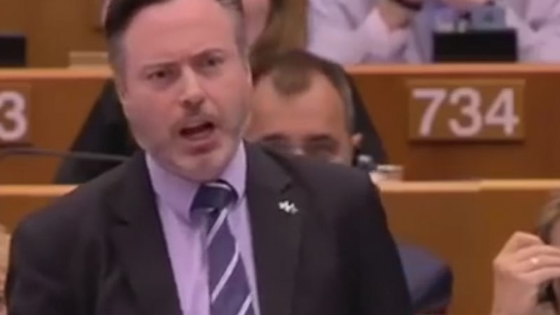 Шотландец трогна евродепутатите: Не ни оставяйте да потънем! (ВИДЕО)