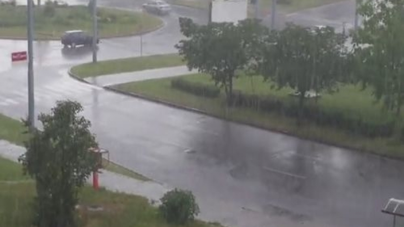 Буря удари Пловдив! Дъждът наводни улиците за минути (СНИМКИ/ВИДЕО)