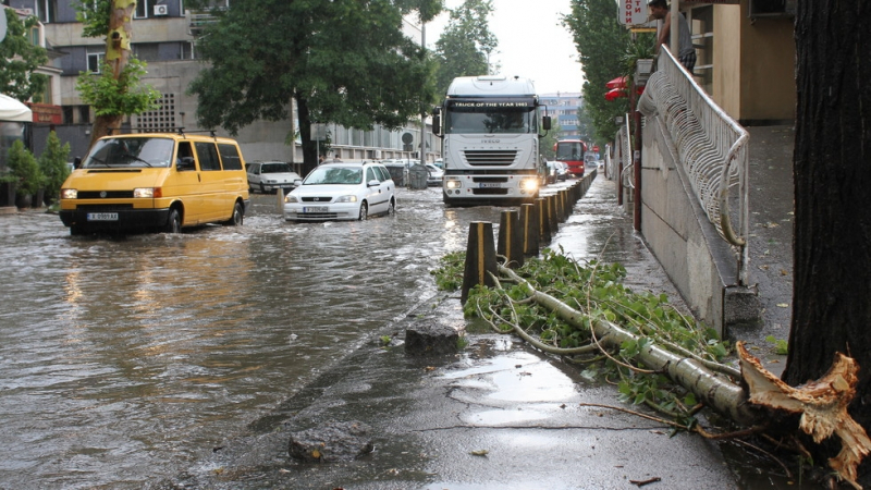 Порой наводни улици в Хасково (СНИМКИ/ВИДЕО)