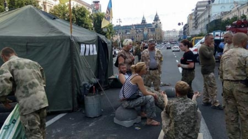 На Майдана вдигнаха първата палатка на наказателите от „Айдар” (ВИДЕО)   