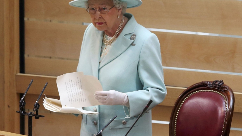 Елизабет II на старта на шотландския парламент: Спокойствие!
