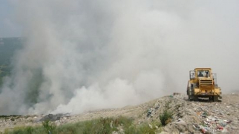 Трети ден гасят пожара край сметището в "Дивдядово"