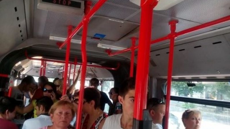 Луд екшън в автобус във Варна! Няма климатици, хората припадат, а контрольорката нарича пътниците... (СНИМКА)
