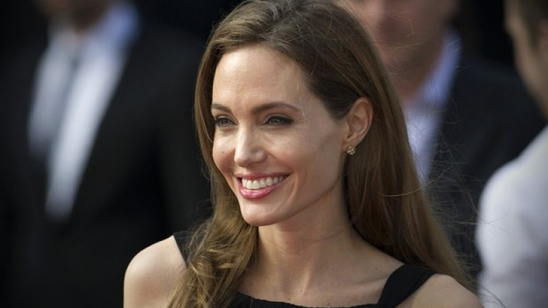 Анджелина Джоли отправи призив във "Фейсбук"