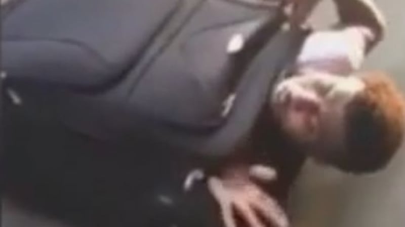 Мигрант изпълзя от куфар и изкара акъла на пътниците във влак (ВИДЕО)