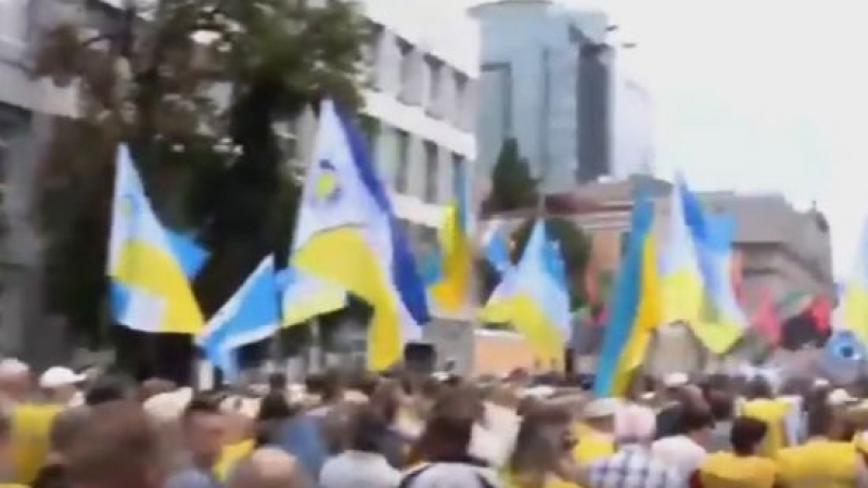 Хиляди гневни на евроскъпотията украинци блокираха центъра на Киев (ВИДЕО)