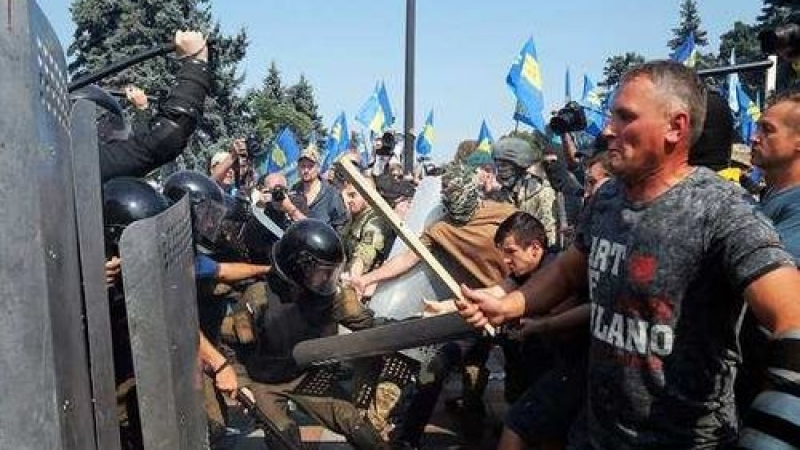 В Киев пак бият! Националната гвардия подбара демонстрантите против евроскъпотията (СНИМКИ/ВИДЕО)