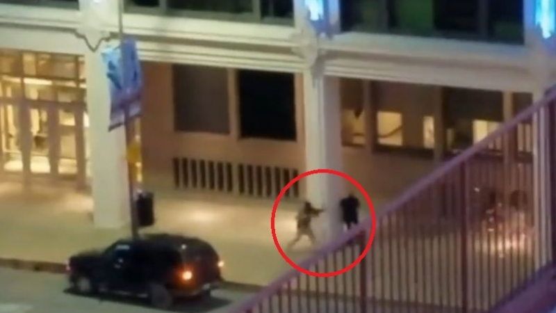 Шокиращо ВИДЕО от Далас: Мъж с огромна пушка разстрелва полицай като куче (18+)