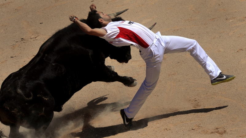 Японец и испанец първи изпитаха гнева на биковете в Памплона (СНИМКИ/ВИДЕО)