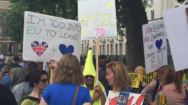 Лондон пак въстана срещу Брекзита! Огромни тълпи превзеха улиците (СНИМКИ)