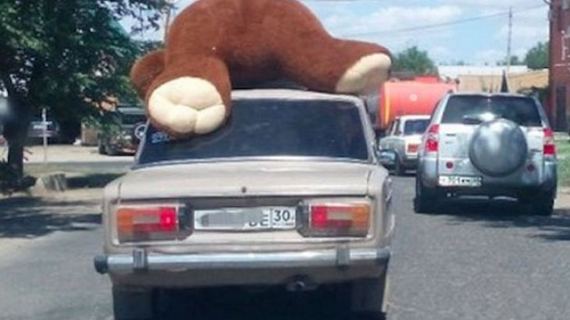 Мъж купи огромен мечок за любимата, качи го на покрива на жигула (СНИМКА)