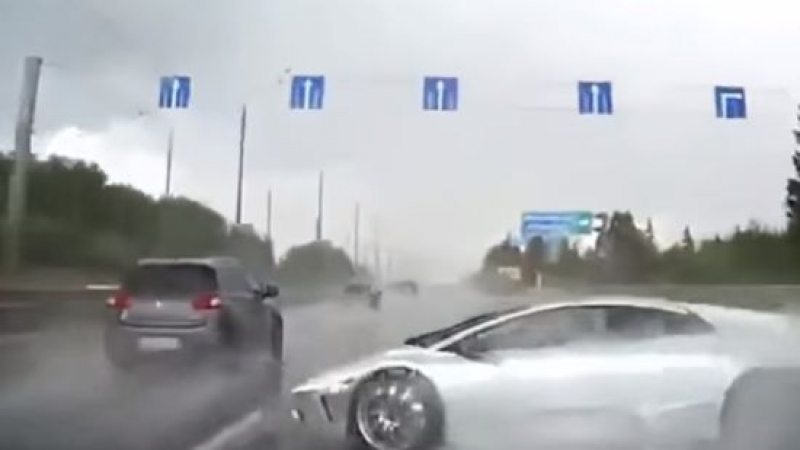 Уникална катастрофа на дъжд! "Ламборгини" се заби с 300 км/ч в мантинела, шофьорът остана невредим (ВИДЕО)