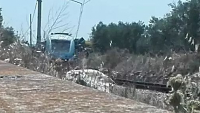 Извънредно! Жестока катастрофа между два влака в Италия, има загинали! (СНИМКA)