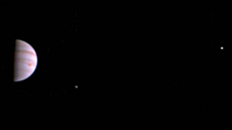 На тази снимка, пристигнала от "Джуно", човечеството за първи път вижда Юпитер отблизо 