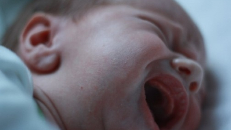 Закараха 40-дневно бебе в болницата в Пазарджик, а минути по-късно писъци раздраха въздуха
