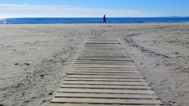 Младо семейство се натъкна на труп, докато се разхождаше край морето в Албена