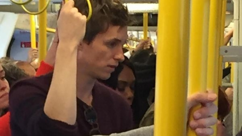 Еди Редмейн се подвизава като обикновен пътник в лондонското метро