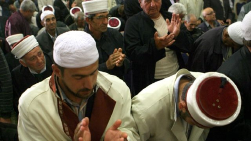 Близо 100 френски политици се вдигнаха срещу петъчните молитви на обществени места