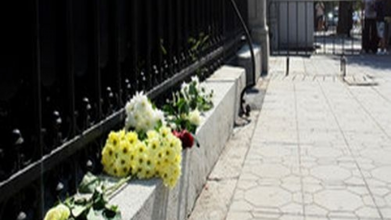 Българите са съпричастни с трагедията в Ница, затрупаха френското посолство с цветя (ВИДЕО)